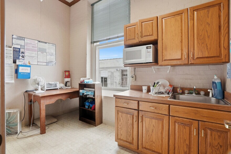 More Photos Of 115 E 5th St, Fulton Office For Sale
