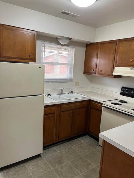 More Photos Of 1450 Luther Sq, Evansville Apartments For Sale