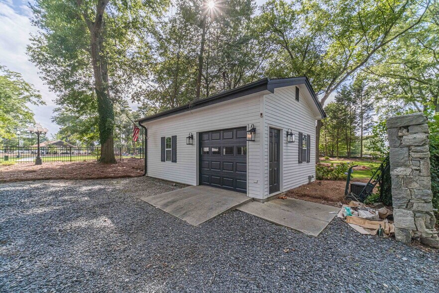 More Photos Of 2037 Grayson Hwy, Grayson Office For Sale