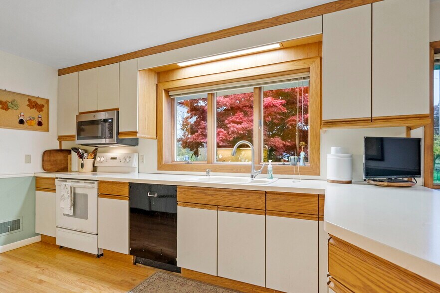 More Photos Of 6 Arbor Dr, Glens Falls Office For Sale