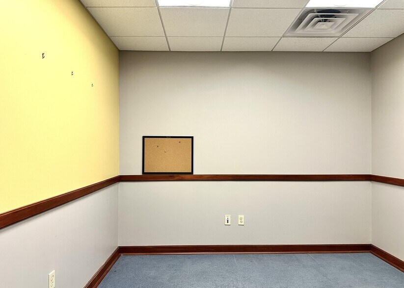 More Photos Of 7 Orchard St, Asheville Bank For Lease