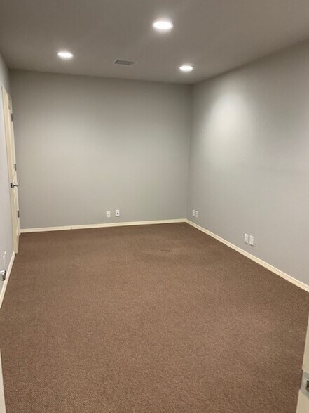 More Photos Of 2400-2416 W Detroit St, Broken Arrow Medical For Sale