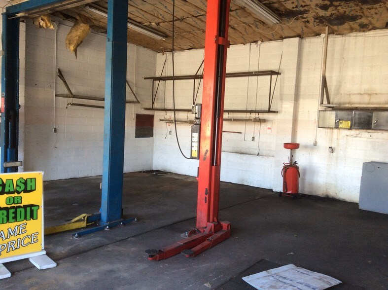 More Photos Of 1305 Cooper St, Woodbury Auto Repair For Sale