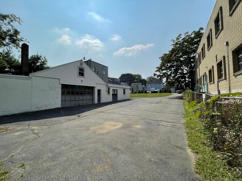 More Photos Of 260 Calvary St, Waltham Light Distribution For Lease