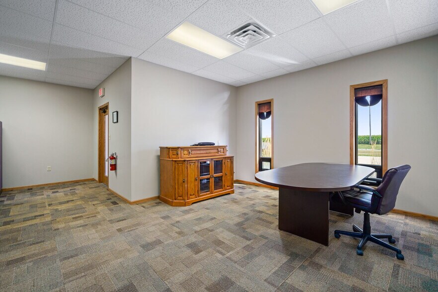 More Photos Of 1801 N 13th Ave E, Newton Flex For Lease