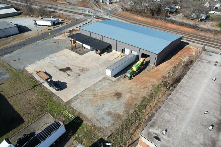 More Photos Of 300 E Henderson St, Salisbury Manufacturing For Sale