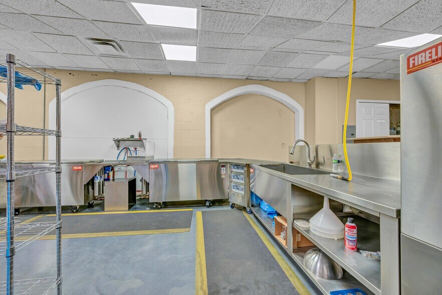 More Photos Of 2391 S Main St, Waterbury Showroom For Sale