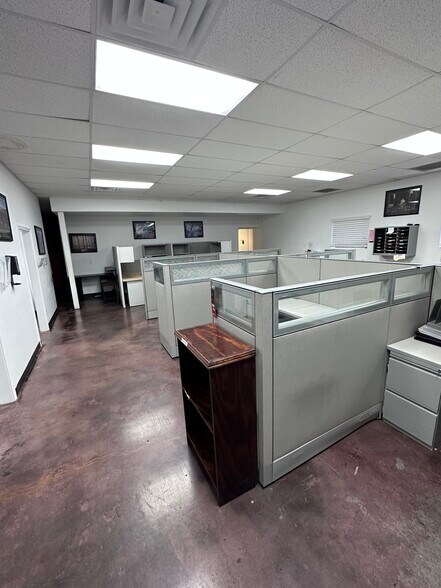 More Photos Of 1119 Fresno St, San Antonio Light Manufacturing For Sale