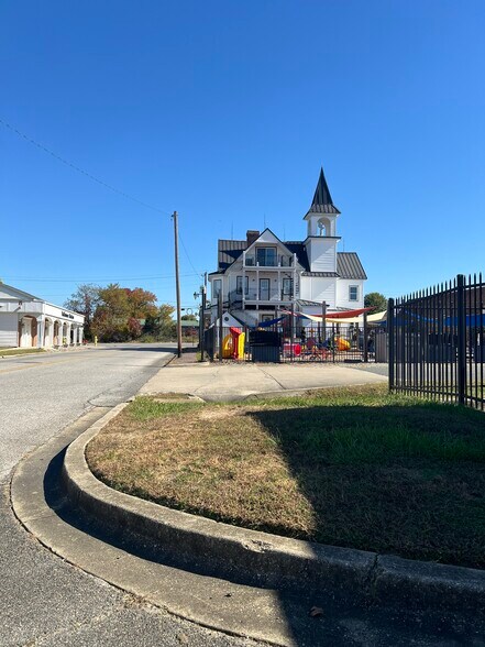 More Photos Of 13 N Maple Ave, La Plata Daycare Center For Sale