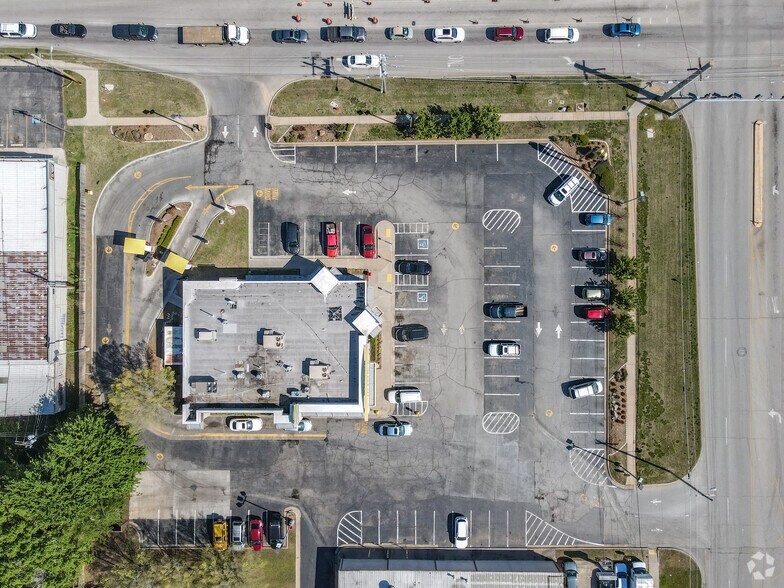 More Photos Of 830 N Elm Pl, Broken Arrow General Retail For Lease