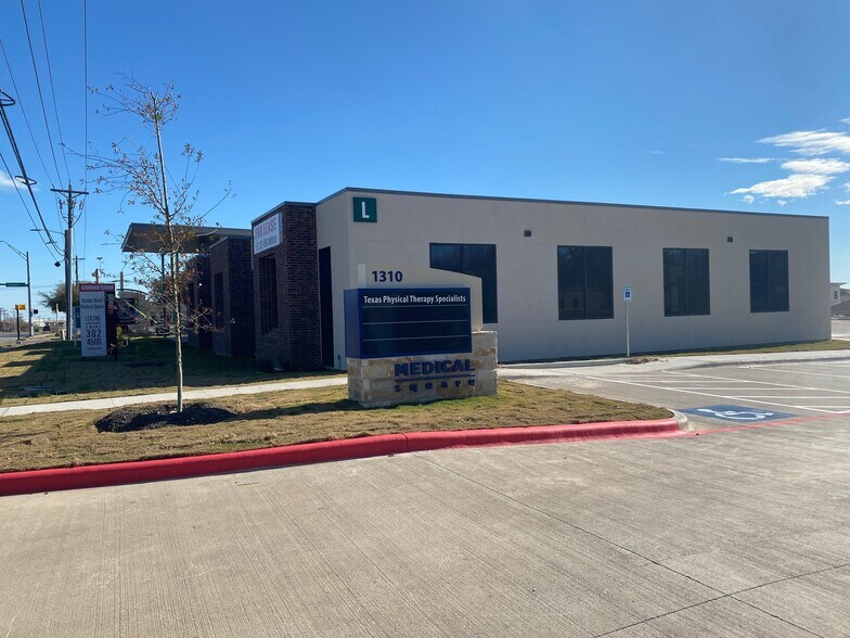 More Photos Of 1310 Wonder World Dr, San Marcos Storefront Retail Office For Lease