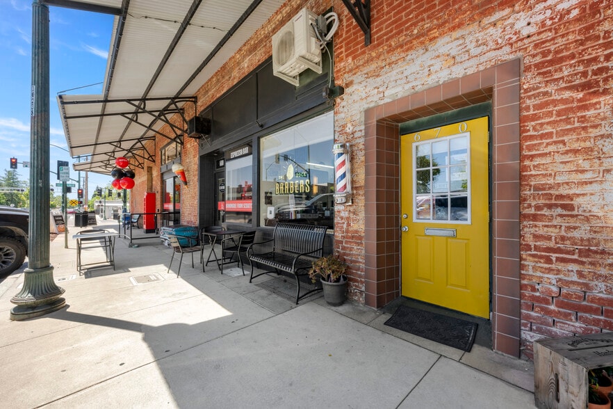 More Photos Of 505-678 Lincoln Blvd, Lincoln Storefront For Sale