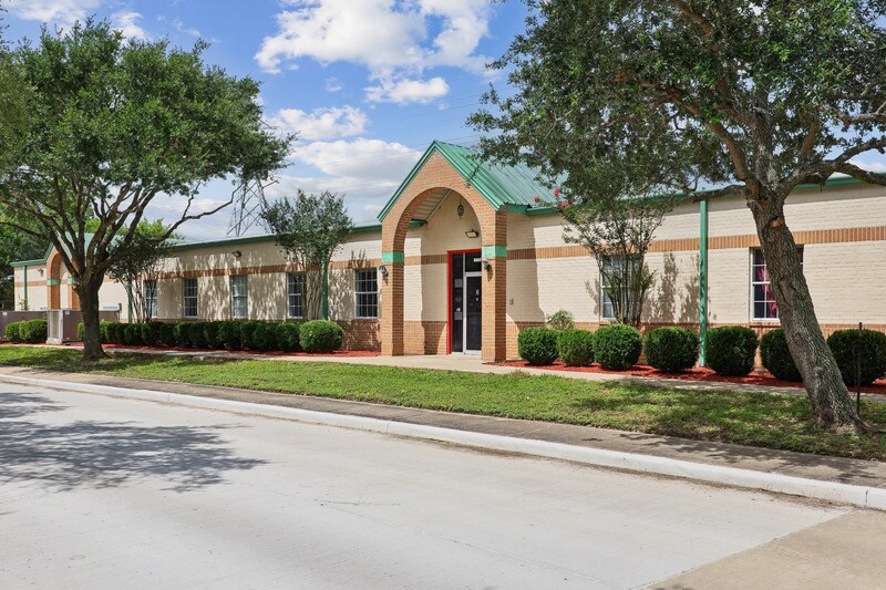 More Photos Of 451 Landing Blvd, League City Office For Sale