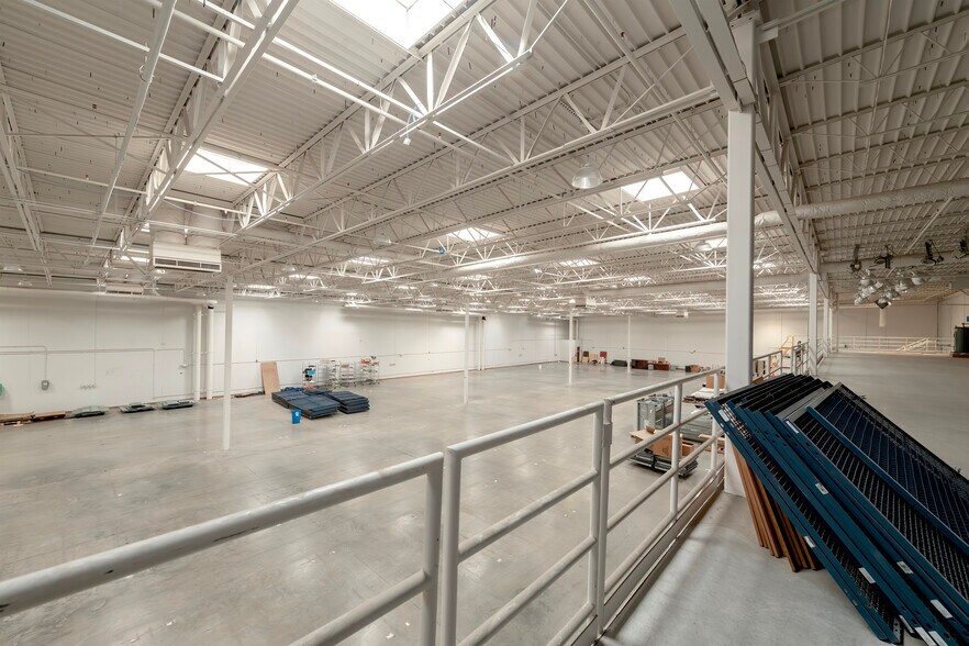 More Photos Of 1551 Corporate Dr, Irving Warehouse For Lease