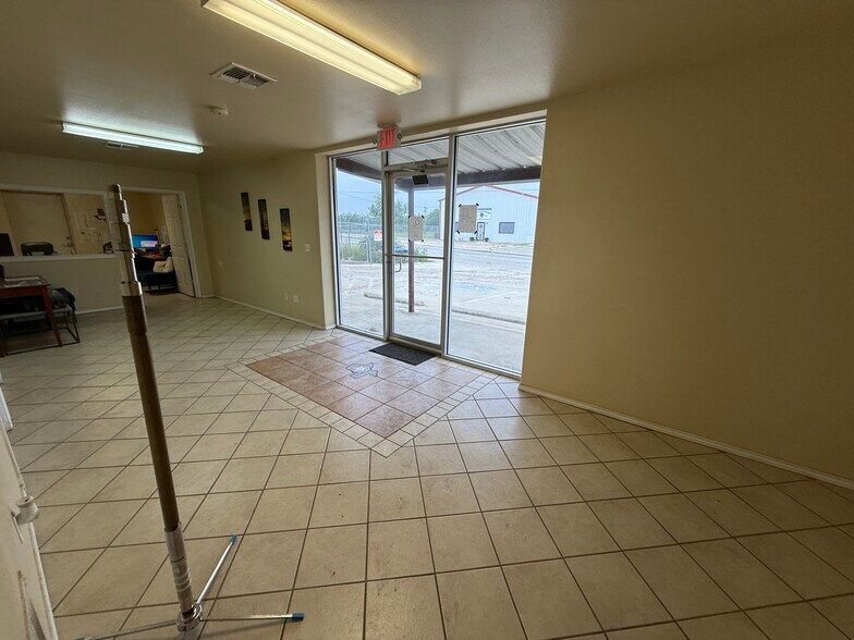 More Photos Of 115 Wyoming Blvd, Pleasanton Warehouse For Lease