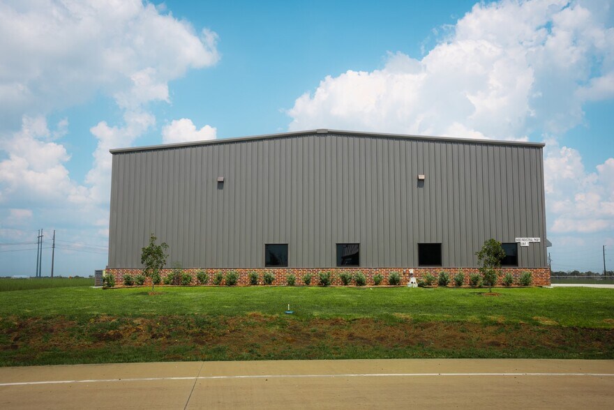 More Photos Of 8490 Industrial Pky, Beaumont Industrial For Lease