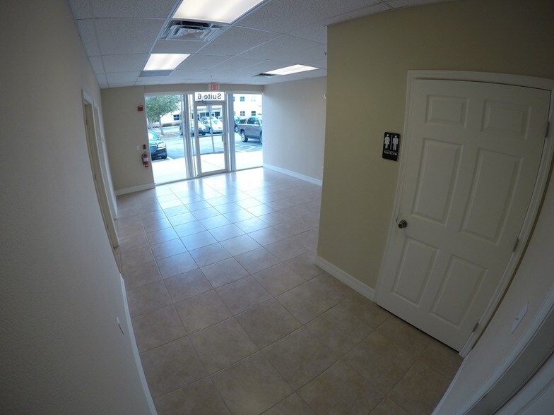 More Photos Of 787 Commerce Dr, Venice Warehouse For Lease