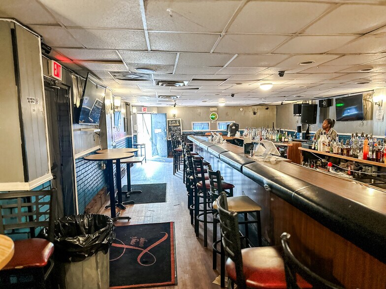 More Photos Of 1300 N Claymont St, Wilmington Bar For Sale
