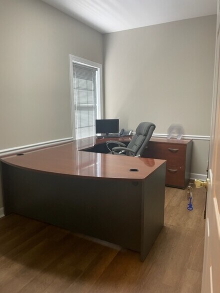 More Photos Of 1200 Sycamore View Rd, Memphis Office For Lease