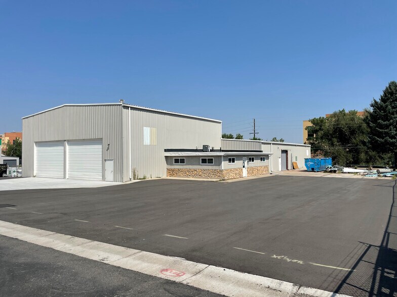 More Photos Of 190 S Taft St, Lakewood Manufacturing For Lease