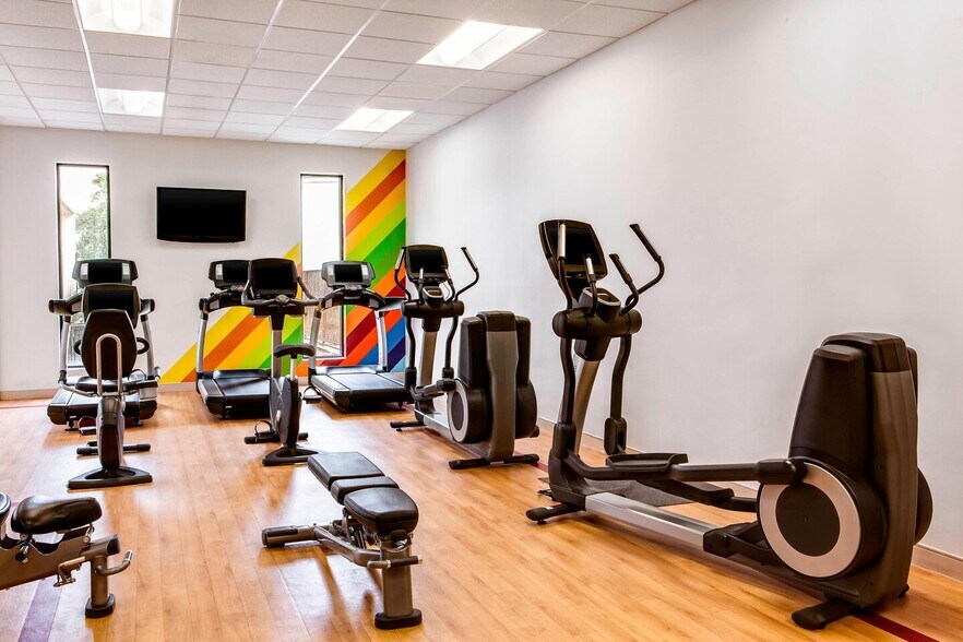 More Photos Of 655 N 108th Ave, Omaha Hotel For Sale