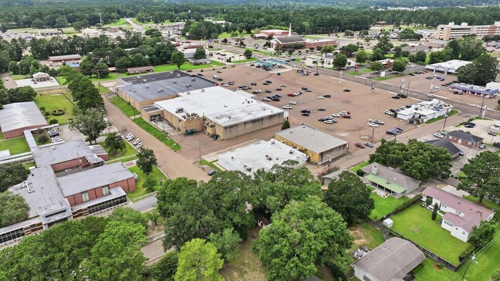 More Photos Of 211 Gay St, Mccomb Office For Lease