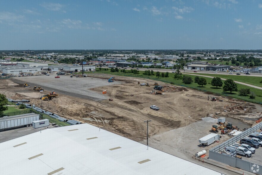 More Photos Of 10305 E 61st St, Tulsa Distribution For Lease