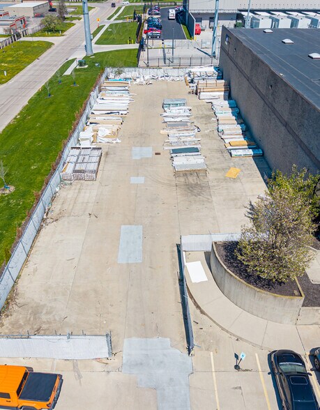 More Photos Of 640-700 Dearborn Park Ln, Worthington Warehouse For Lease