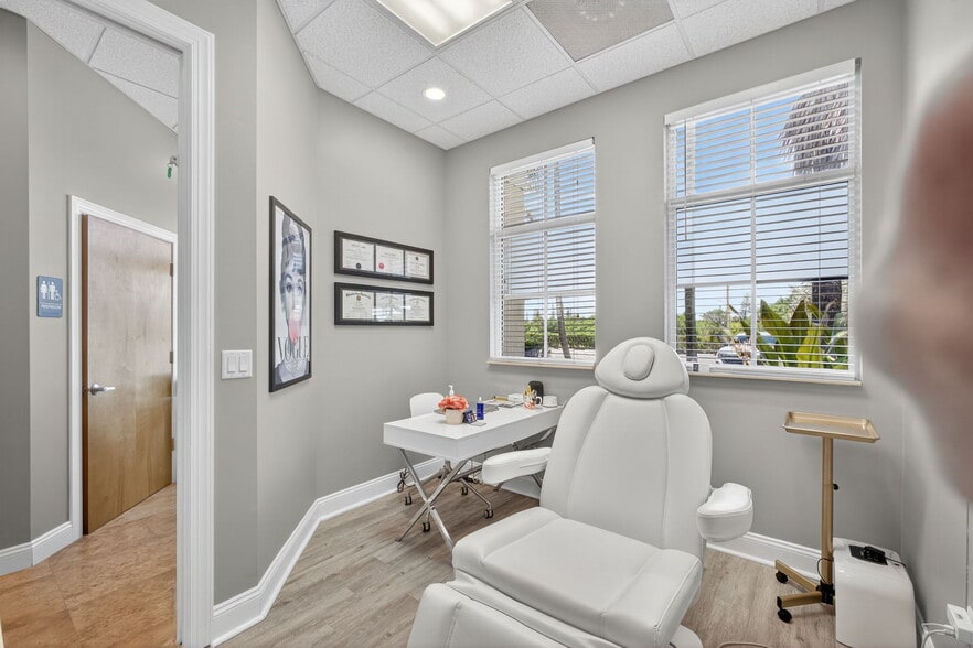 More Photos Of 3307 Northlake Blvd, Palm Beach Gardens Office For Sale