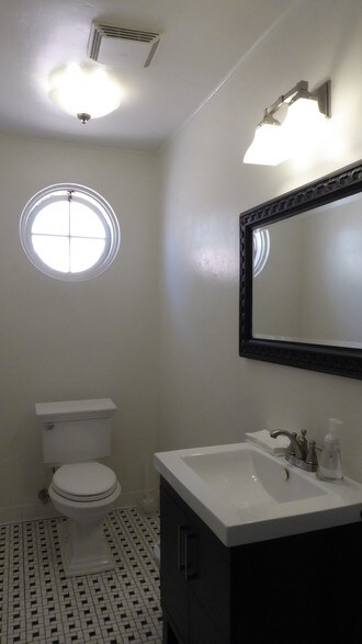 More Photos Of 451-461 E Main St, Ventura Storefront For Lease