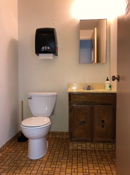 More Photos Of 913 Alene Ave, Ridgecrest Office For Lease