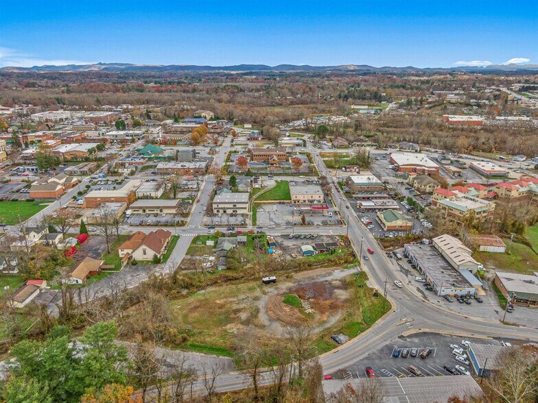 More Photos Of 307-321 S Washington St, Hendersonville Land For Lease