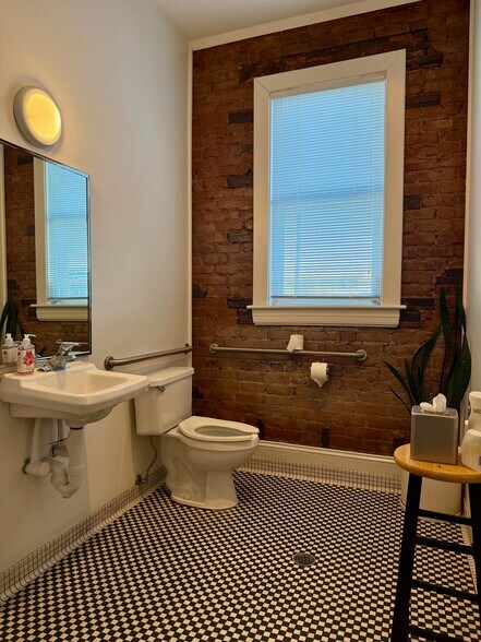 More Photos Of 304-306 Market St SE, Roanoke Storefront Retail Office For Lease