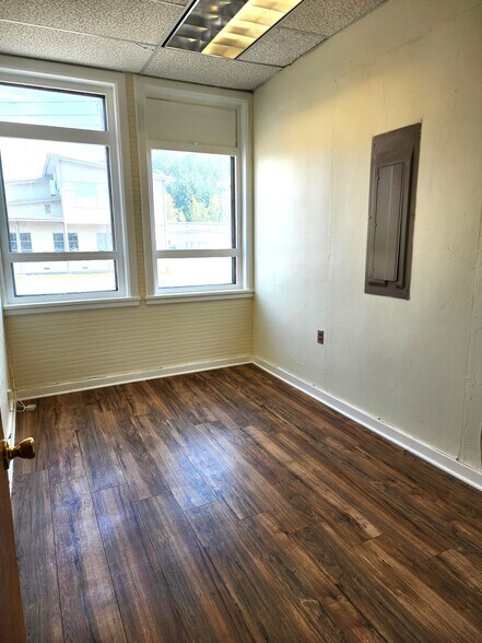 More Photos Of 3331 Washington Way, Longview Office For Lease