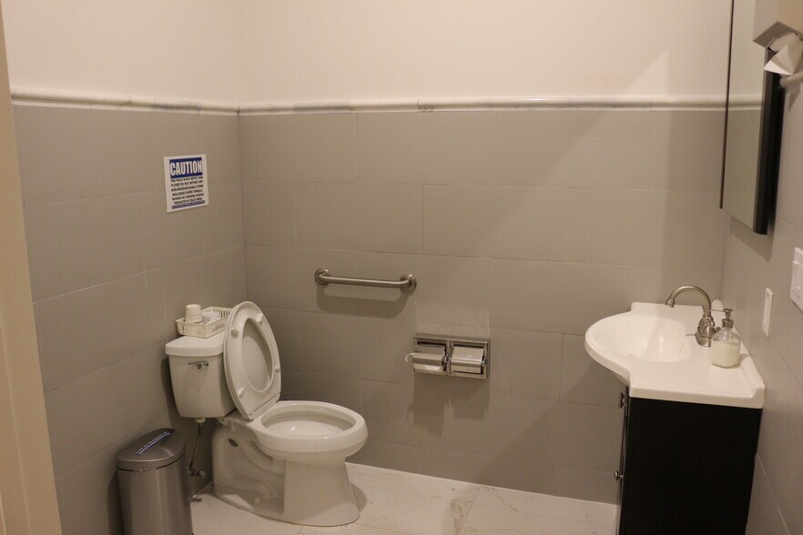 More Photos Of 13661 Vermarion Rd, Houston Medical For Lease