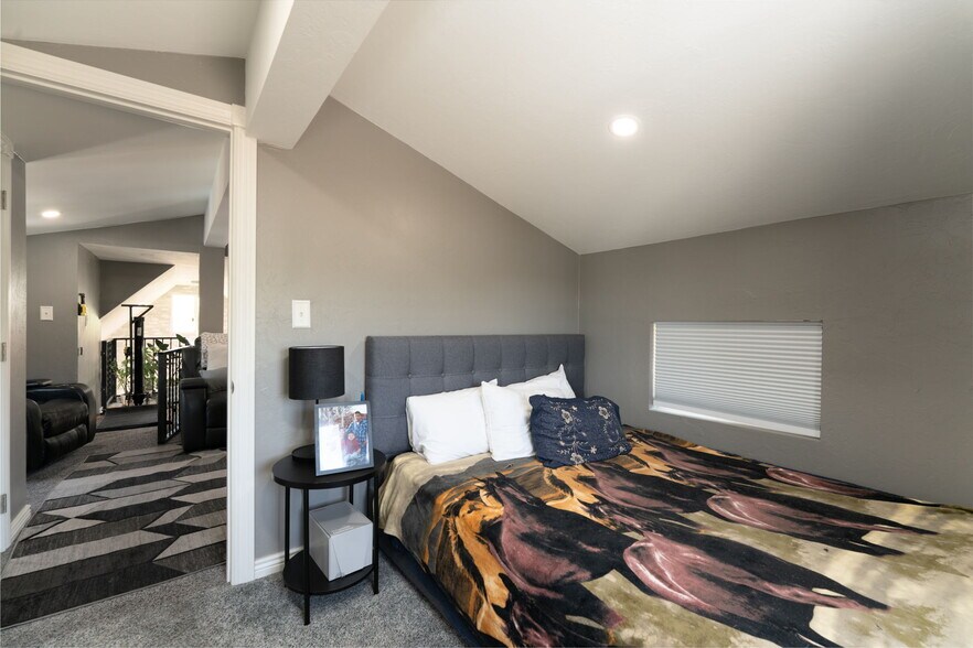 More Photos Of 1624 E Main St, Montrose Hotel For Sale