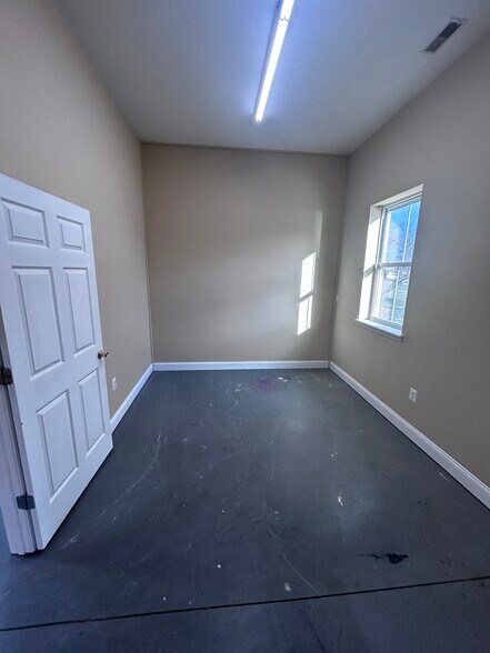 More Photos Of 6008 Fair Oaks Dr, Frederick Showroom For Lease