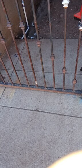 More Photos Of 213 Chase Creek St, Clifton Specialty For Sale