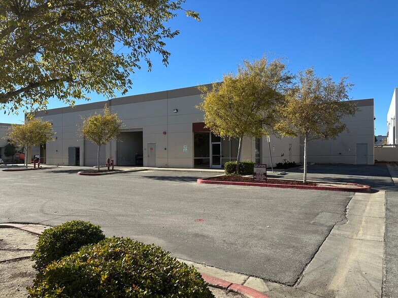 More Photos Of 41519 Cherry St, Murrieta Warehouse For Lease