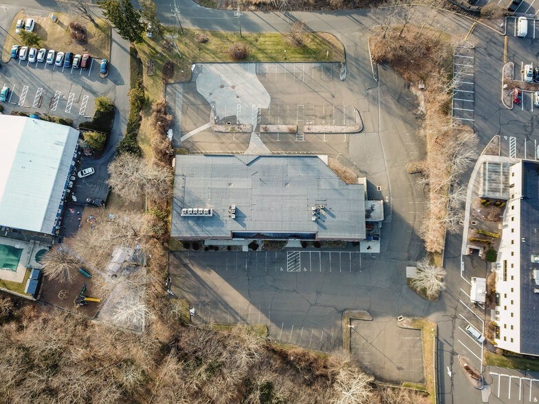 More Photos Of 117 Old State Rd, Brookfield Freestanding For Lease