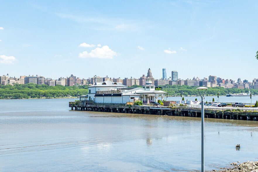 Primary Photo Of 541 River Rd, Edgewater Restaurant For Lease