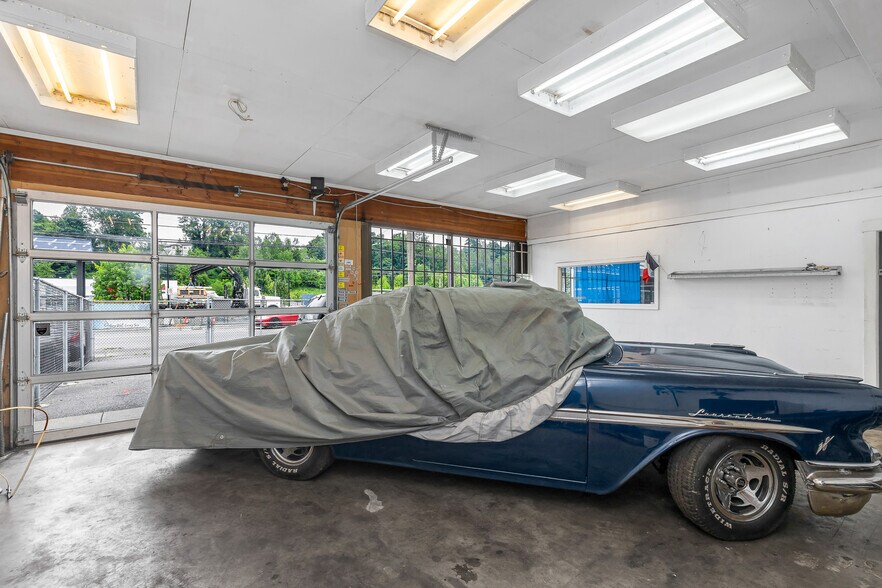 More Photos Of 2397 West Railway St, Abbotsford Auto Repair For Sale