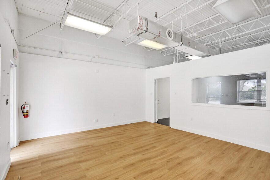 More Photos Of 3930-3948 NE 5th Ave, Oakland Park Warehouse For Lease