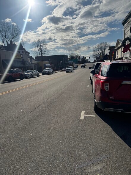 More Photos Of 320 Virginia Ave, Clarksville Specialty For Sale