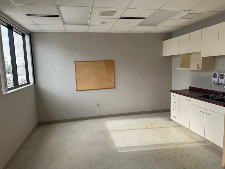 More Photos Of 3605 Stewart Ave, Wausau Flex For Sale