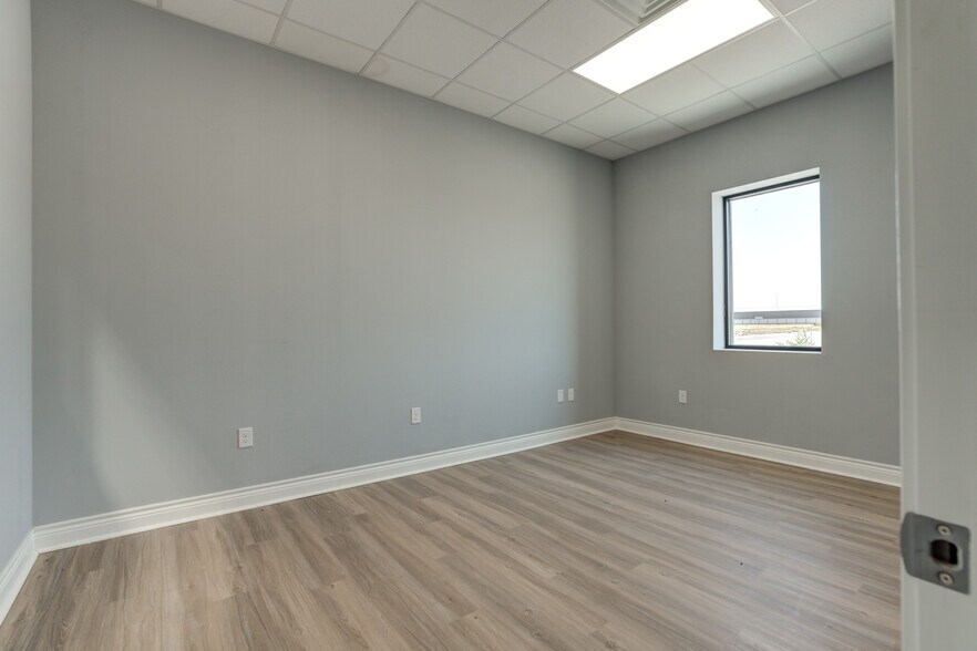 More Photos Of 9007 CR 6820, Lubbock Warehouse For Lease