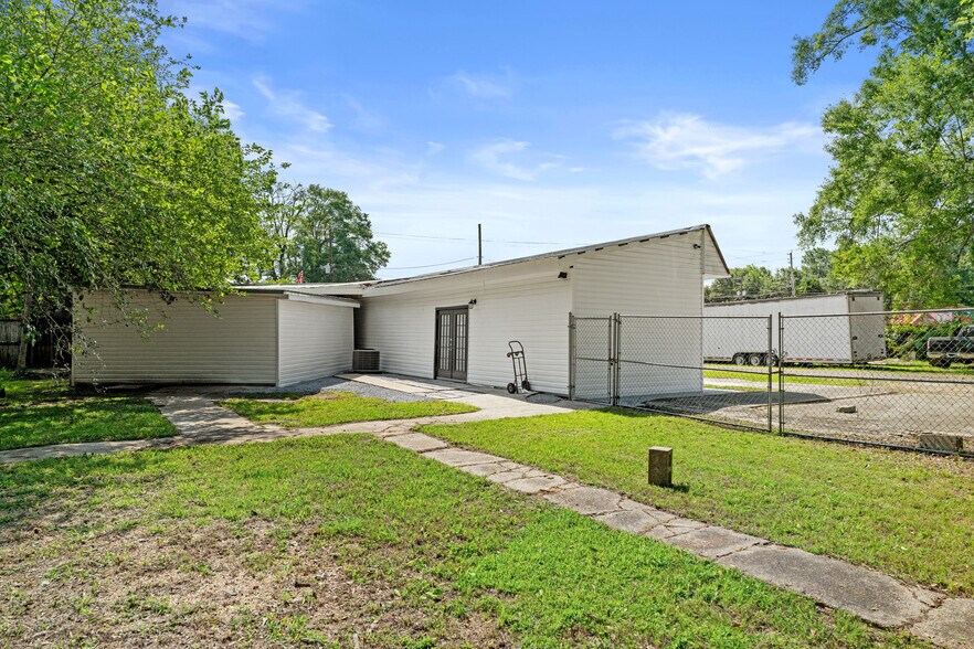 More Photos Of 106 Stevens St, Petal Freestanding For Lease