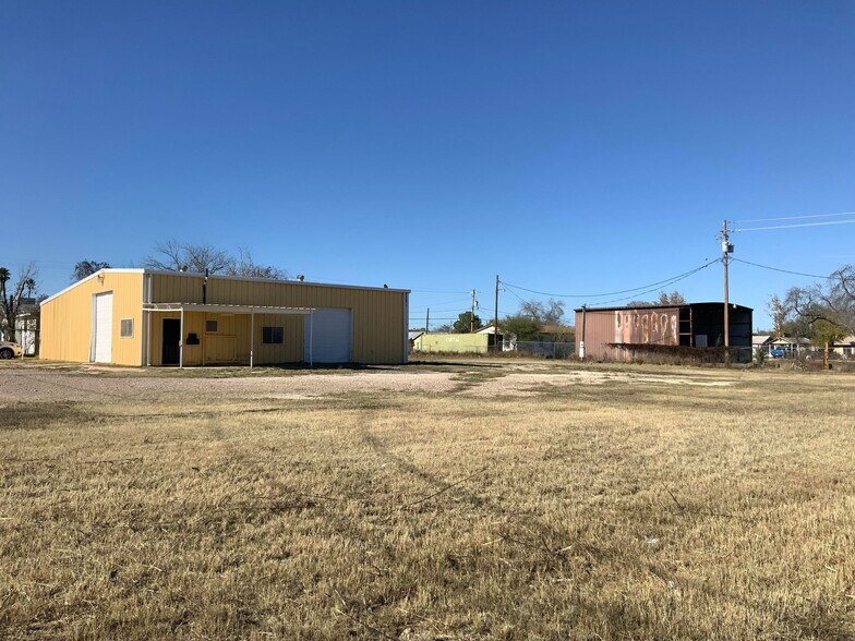 More Photos Of 504 N 2nd St, Carrizo Springs Warehouse For Sale