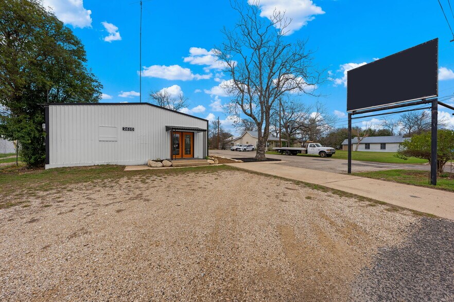 More Photos Of 2610 Memorial Blvd, Kerrville Industrial For Sale