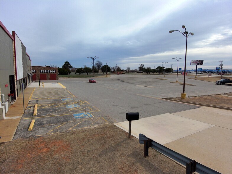 More Photos Of 8921 NW Expressway St, Oklahoma City Warehouse For Lease